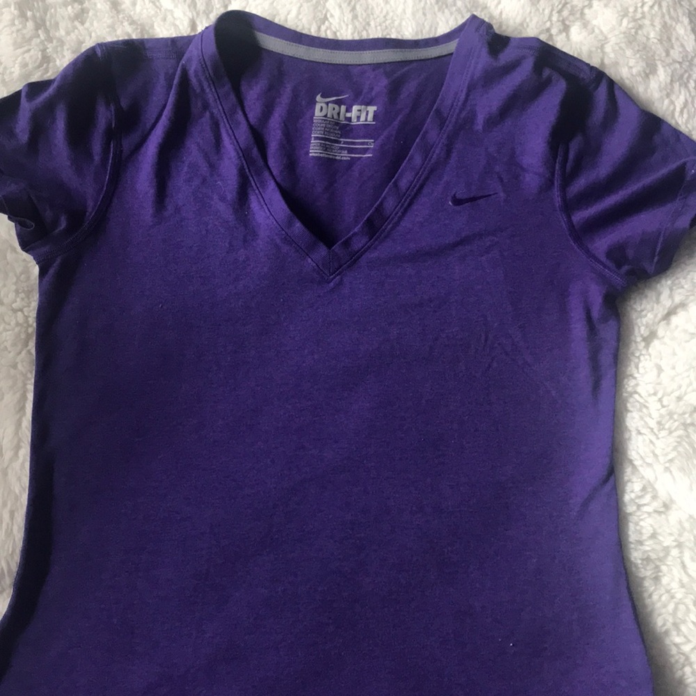 NIKE womens v neck tee